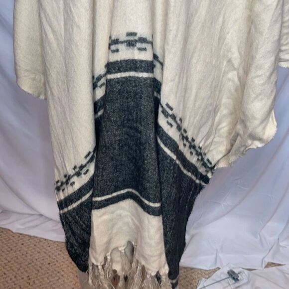 Zara Accessories Aztec Style/Fringe Jacket Sweater. Size Medium - Picture 5 of 7